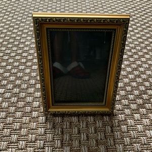 Like New Gold Trim Design 5 X 7 Inches Picture Frame